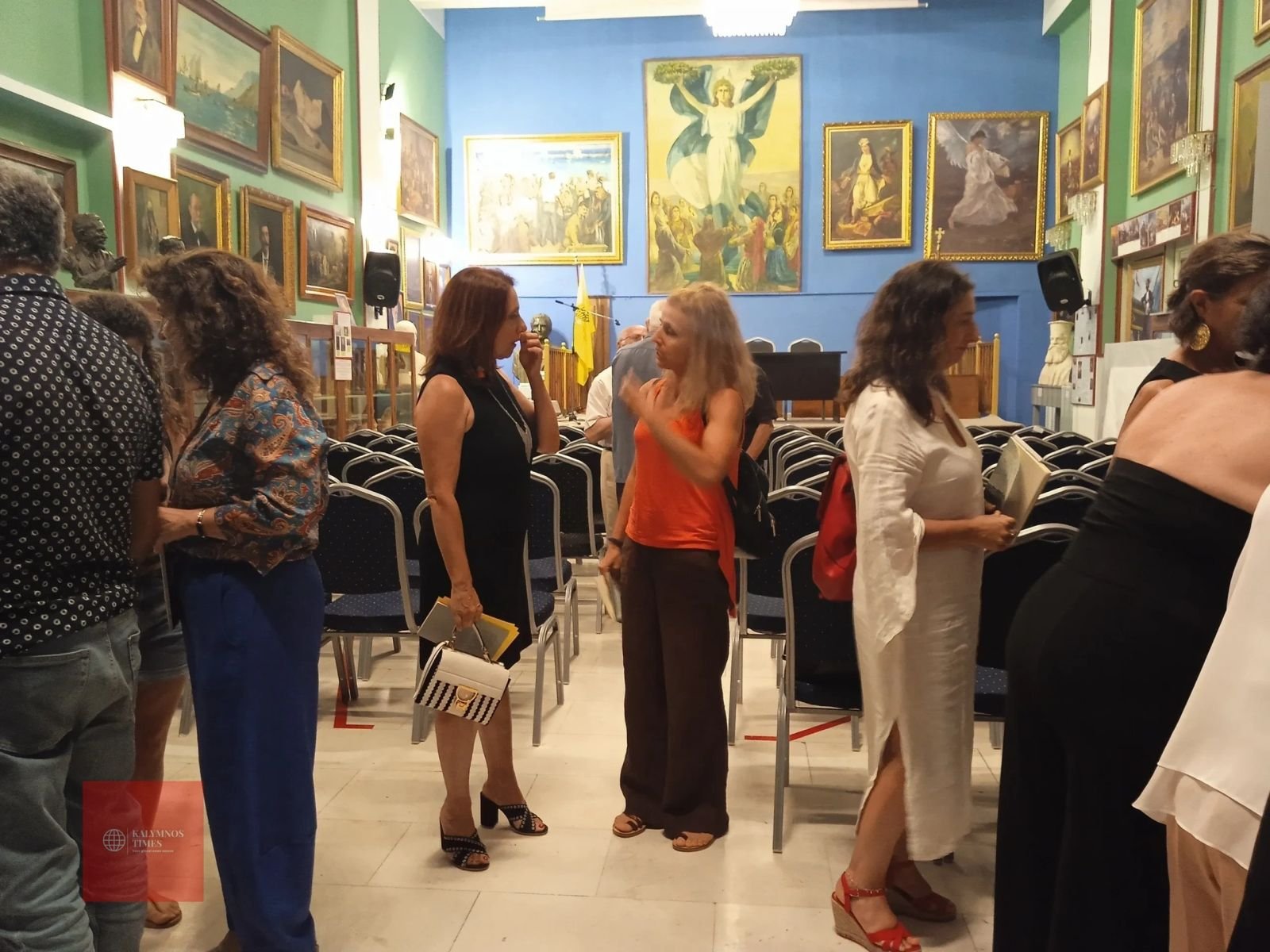 Η Μαρία Χατζηχριστοδούλου συνομιλεί με συνάδελφο της για το βιβλίο 