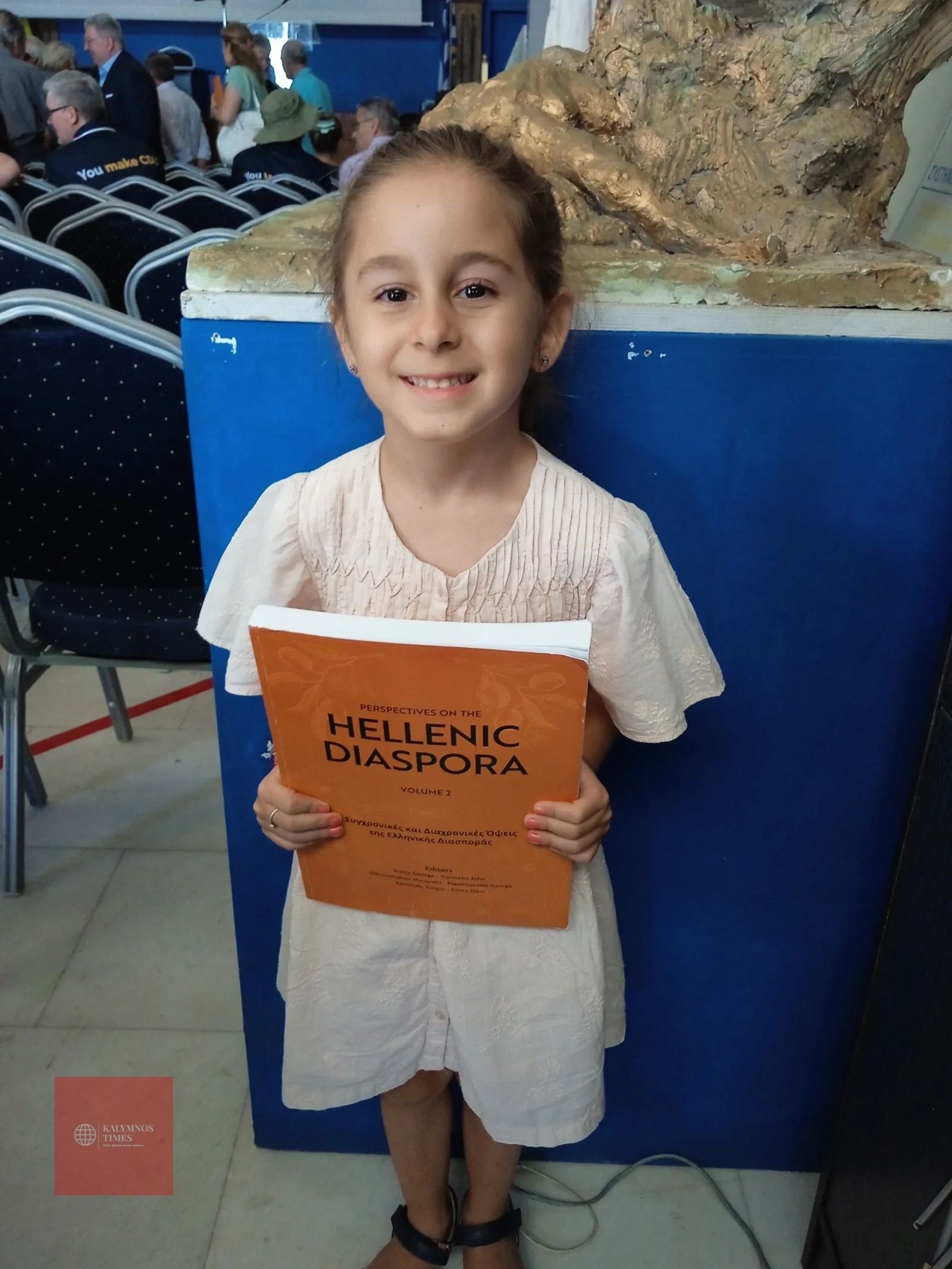 Η μικρή Μελίνα, ανιψούλα του κ. Φραζή παρούσα στην εκδήλωση με παλιότερο τόμο Η μικρή Μελίνα, ανιψούλα του κ. Φραζή παρούσα στην εκδήλωση με παλιότερο τόμο