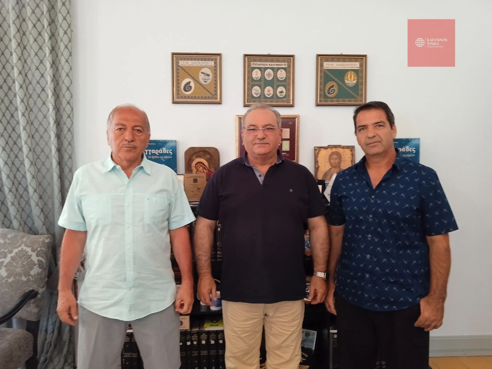 Αριστερά ο Πρόεδρος της Παγκαλυμνιακής Αμερικής και Πρόεδρος του Συλλόγου Καλυμνίων του Κέμπελ Οχάϊο Νικόλαος Καλουρής, στο κέντρο ο Έπαρχος ΠΕ Καλύμνου Μανώλης Μουσελλής,  δεξιά ο Αντιπρόεδρος του Συλλόγου και μέλους της Παγκαλυμνιακής Μανώλης Τρικοίλης