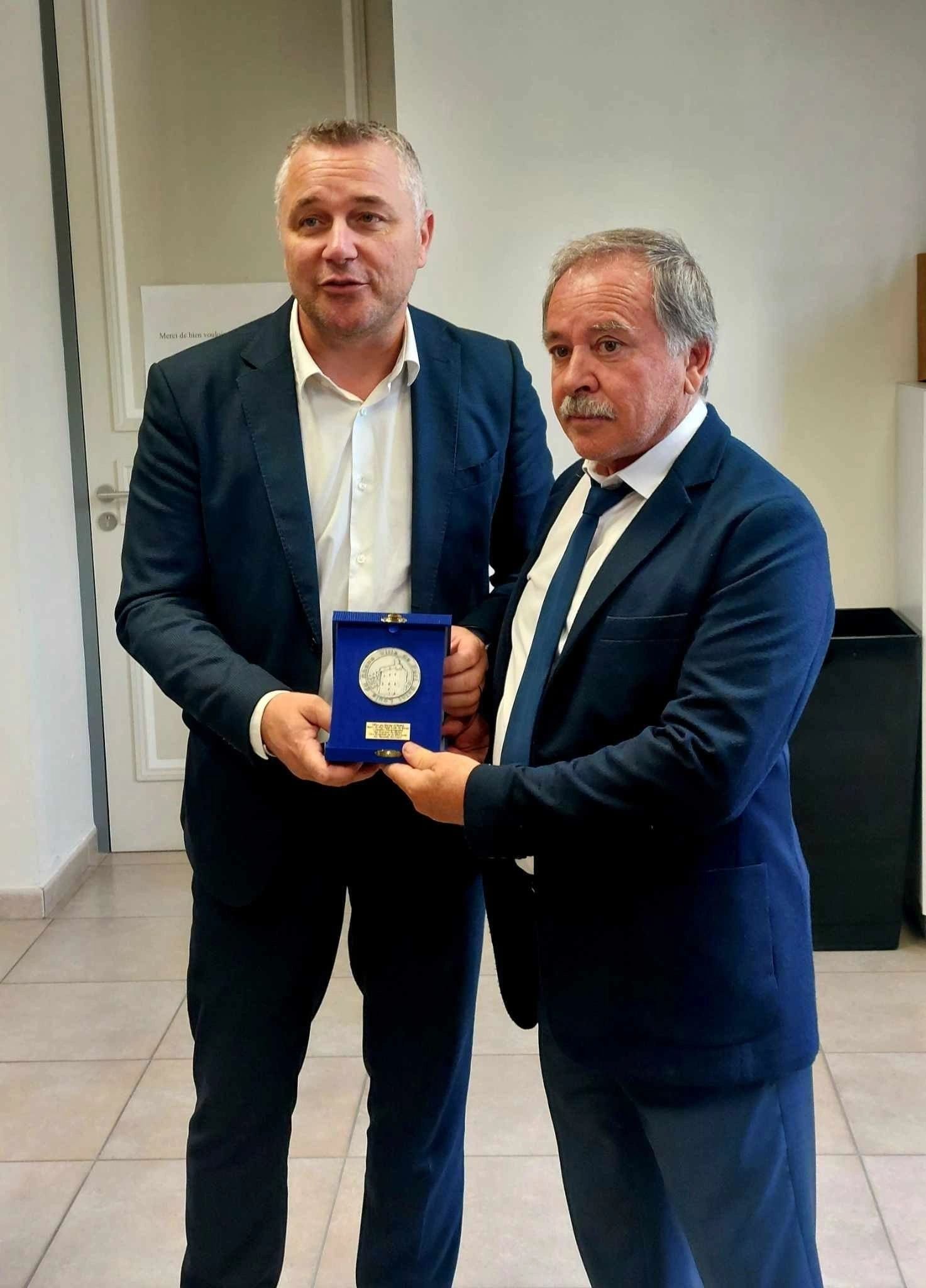 Στο Δημαρχείο του Πορ- Σαιν-Λουί- ντυ- Ρον στην Γαλλία, μια από τις μεγαλύτερες Καλυμνιακές παροικίες. 