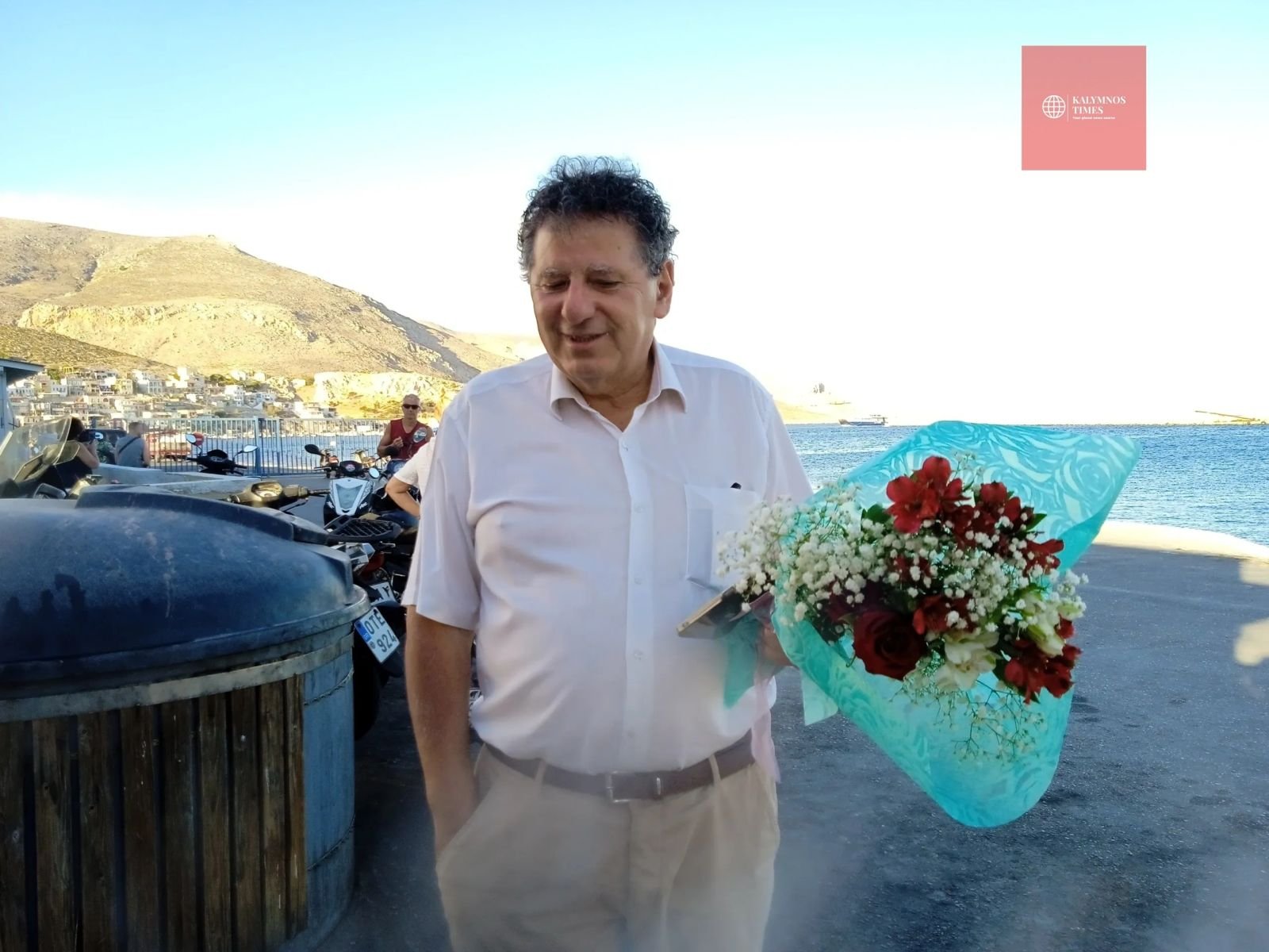 Ο Πρόεδρος του ΑΣ Ένωση Καζώνης-Κάλυμνος 2000 με ανθοδέσμη για την Ειρήνη μας δωρεά από το ανθοπωλείο "Οδός Ανθέων" για την πρωταθλήτρια Ο Πρόεδρος του ΑΣ Ένωση Καζώνης-Κάλυμνος 2000 με ανθοδέσμη για την Ειρήνη μας δωρεά από το ανθοπωλείο "Οδός Ανθέων" για την πρωταθλήτρια