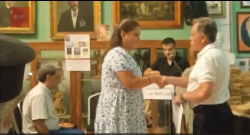 Ο Δήμαρχος Καλυμνίων Ιωάννης Μαστροκούκος συγχαίρει μαθήτρια 